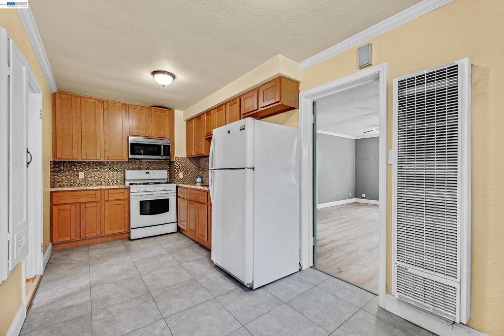 566 57th St. Property Photo 28