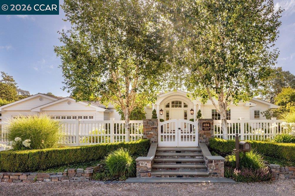 694 Los Palos Dr Property Photo