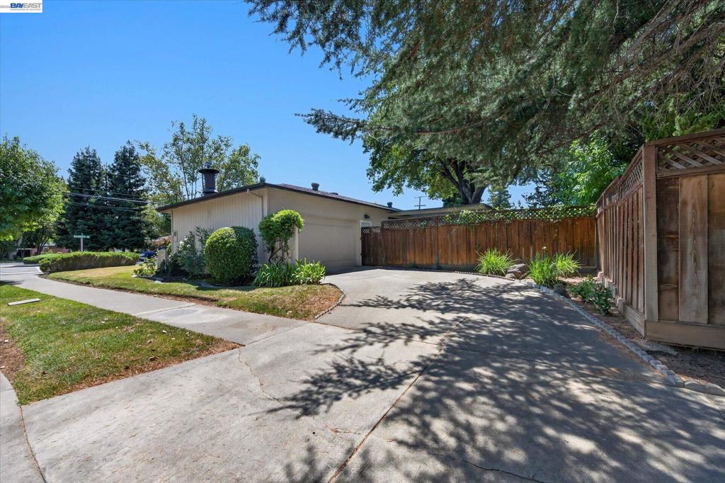 1787 Roxbury Dr Property Photo 4