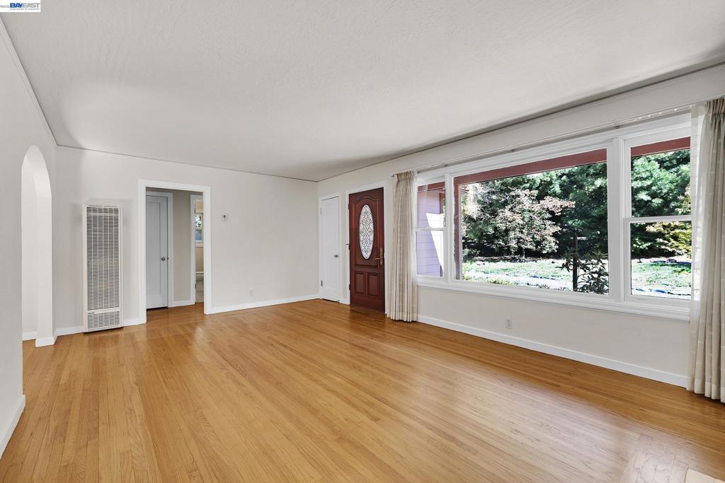 659 Peach St Property Photo 2