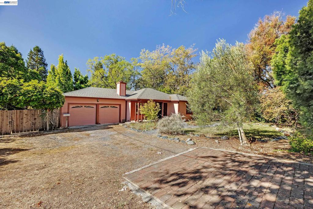 659 Peach St Property Photo 4