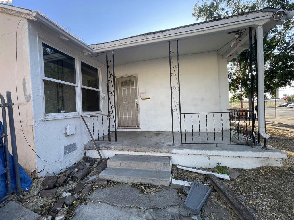 1321 W 9th St Property Photo 4