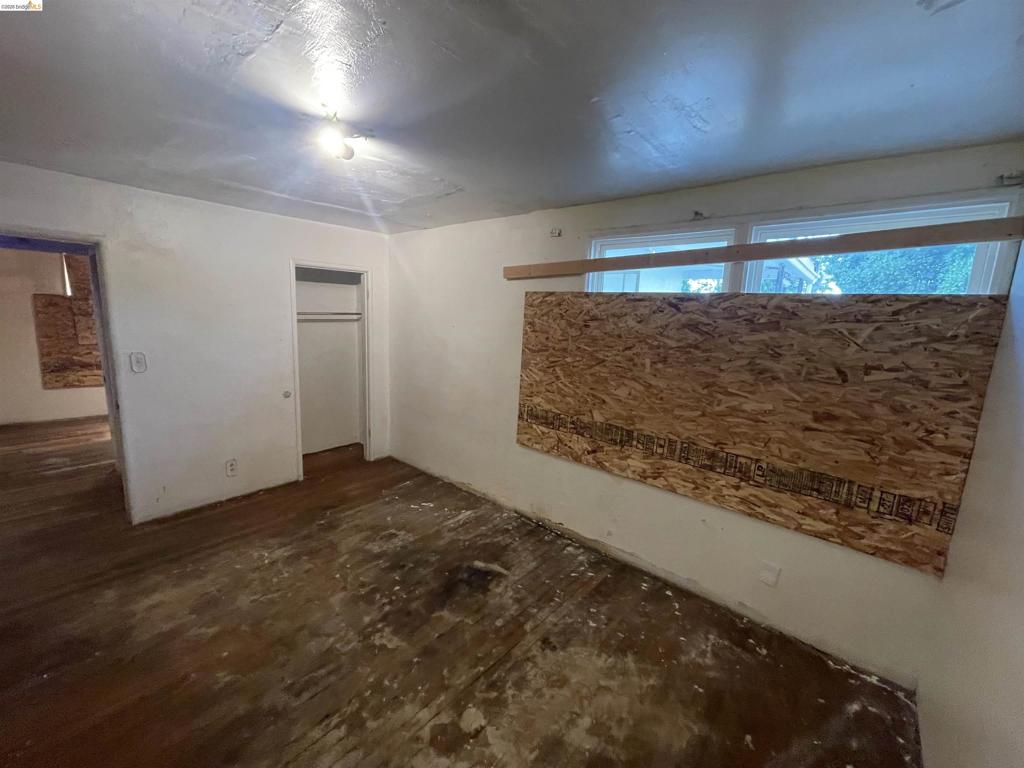 1321 W 9th St Property Photo 14
