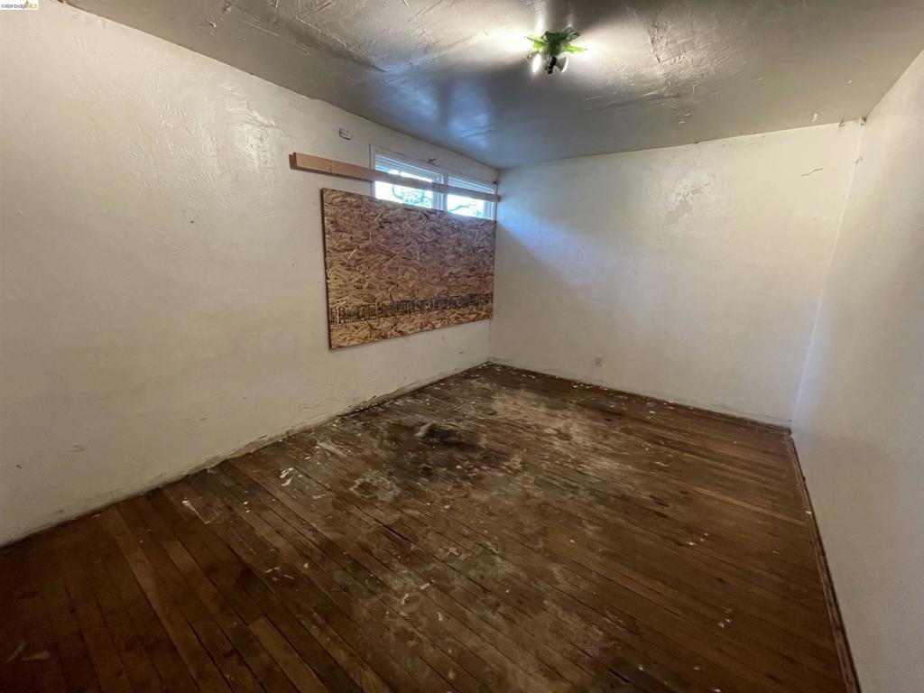 1321 W 9th St Property Photo 15