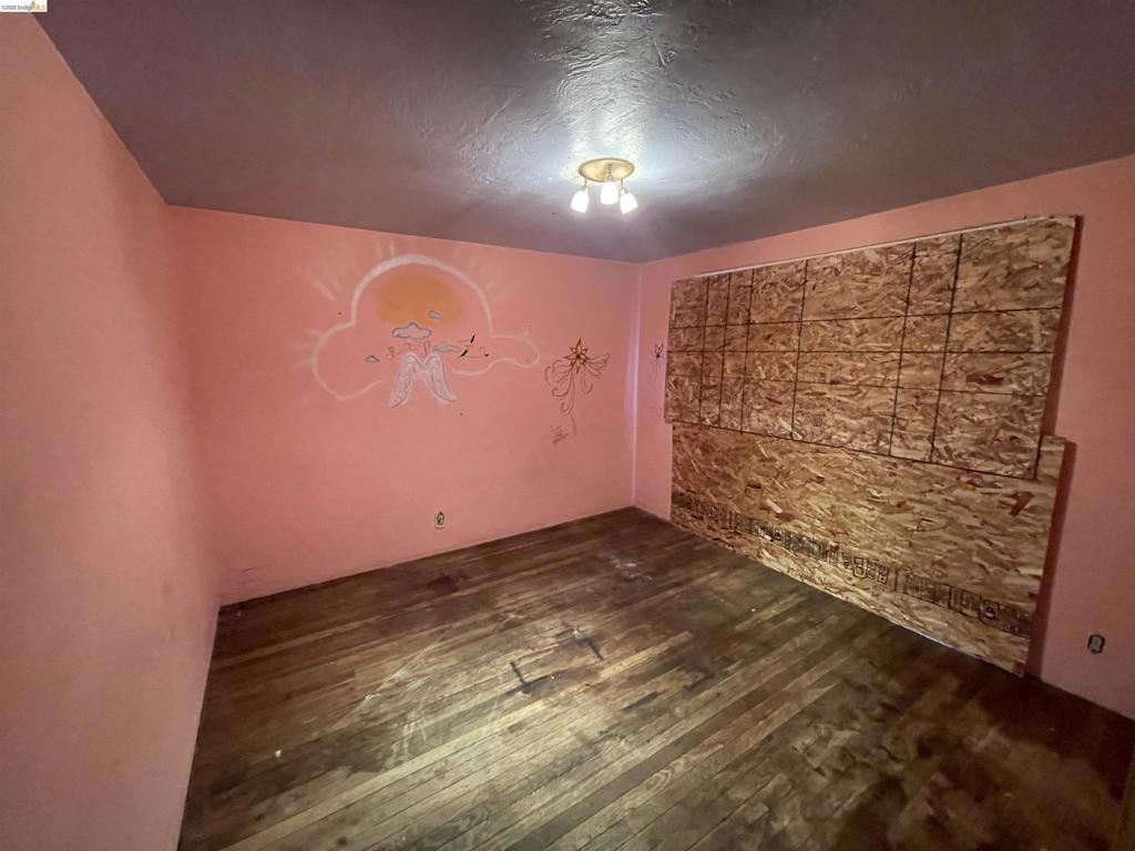 1321 W 9th St Property Photo 17