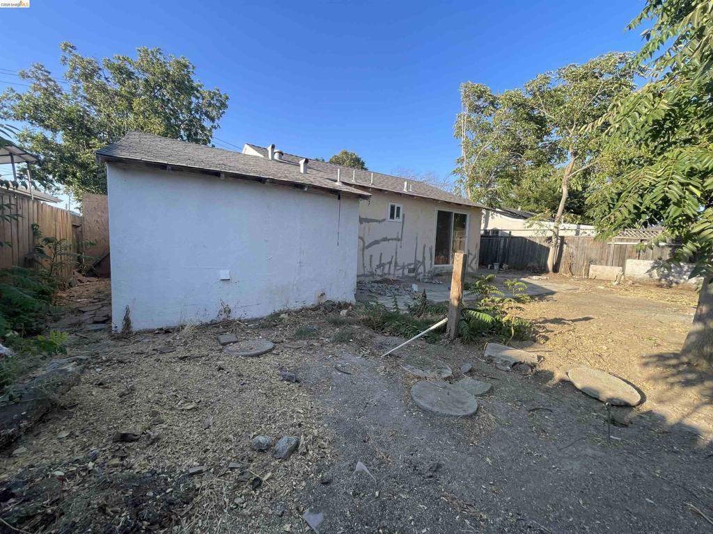 1321 W 9th St Property Photo 23