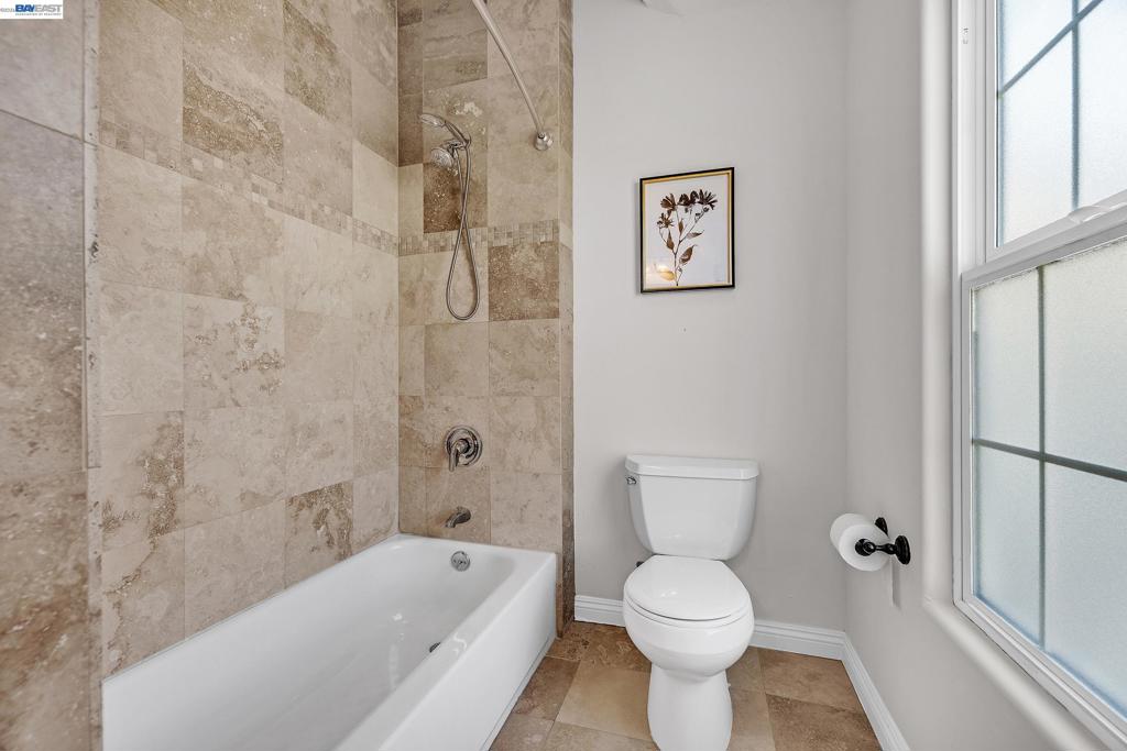 1015 Greenbrier Ct Property Photo 14