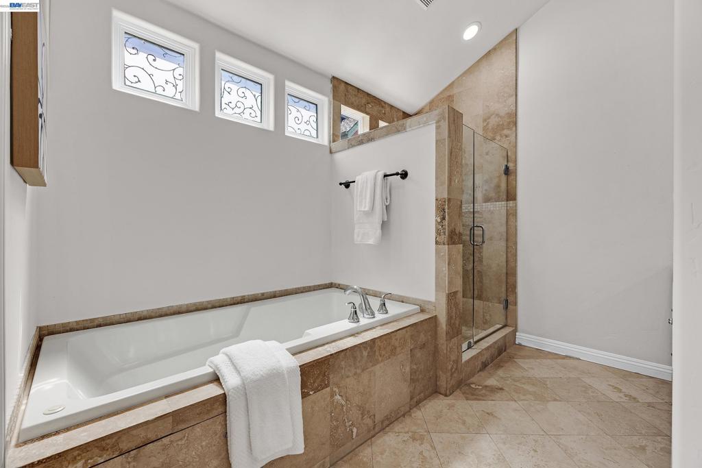 1015 Greenbrier Ct Property Photo 23