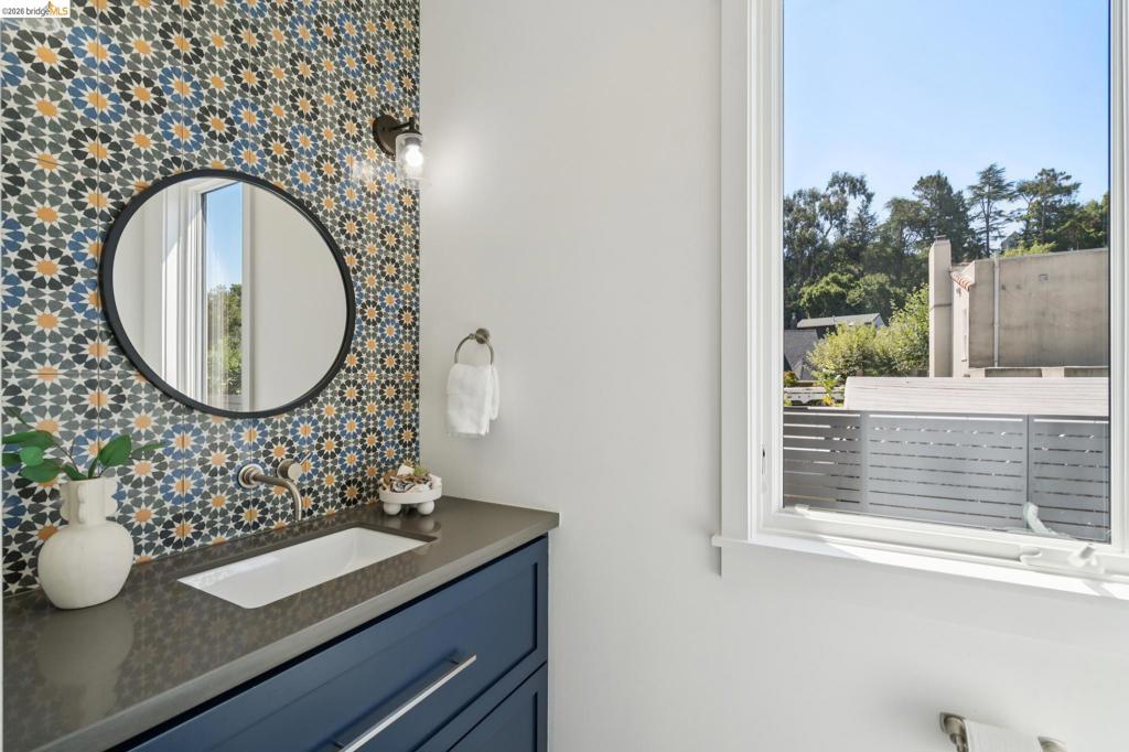 915 Grosvenor Place Property Photo 6