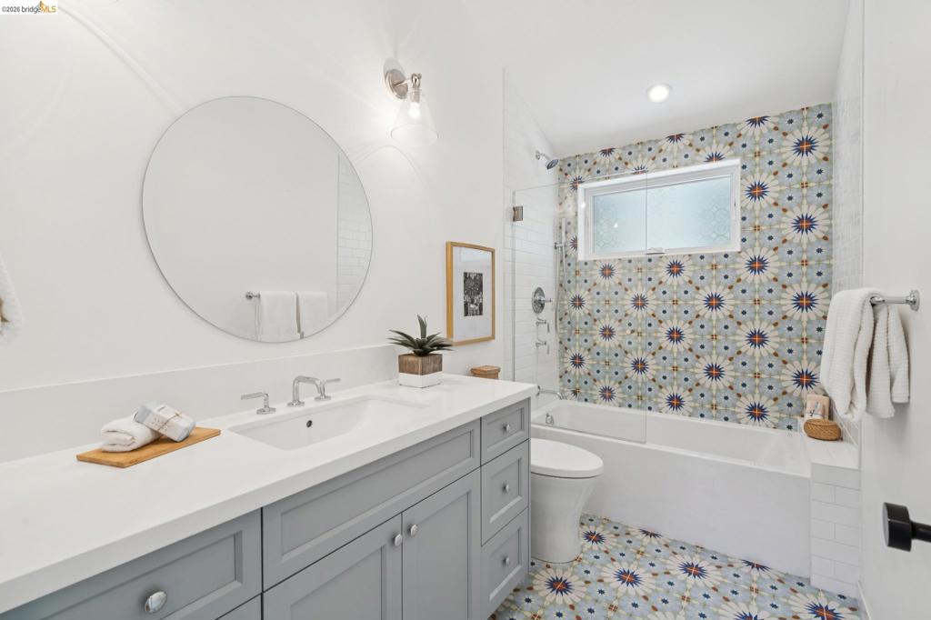 915 Grosvenor Place Property Photo 39