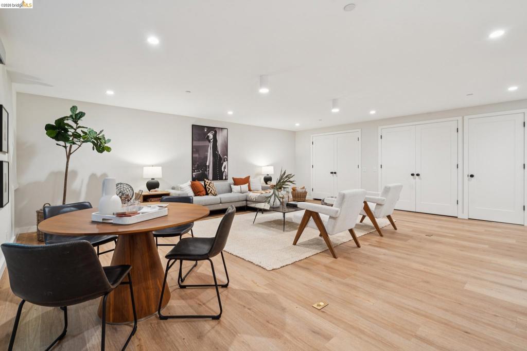 915 Grosvenor Place Property Photo 45