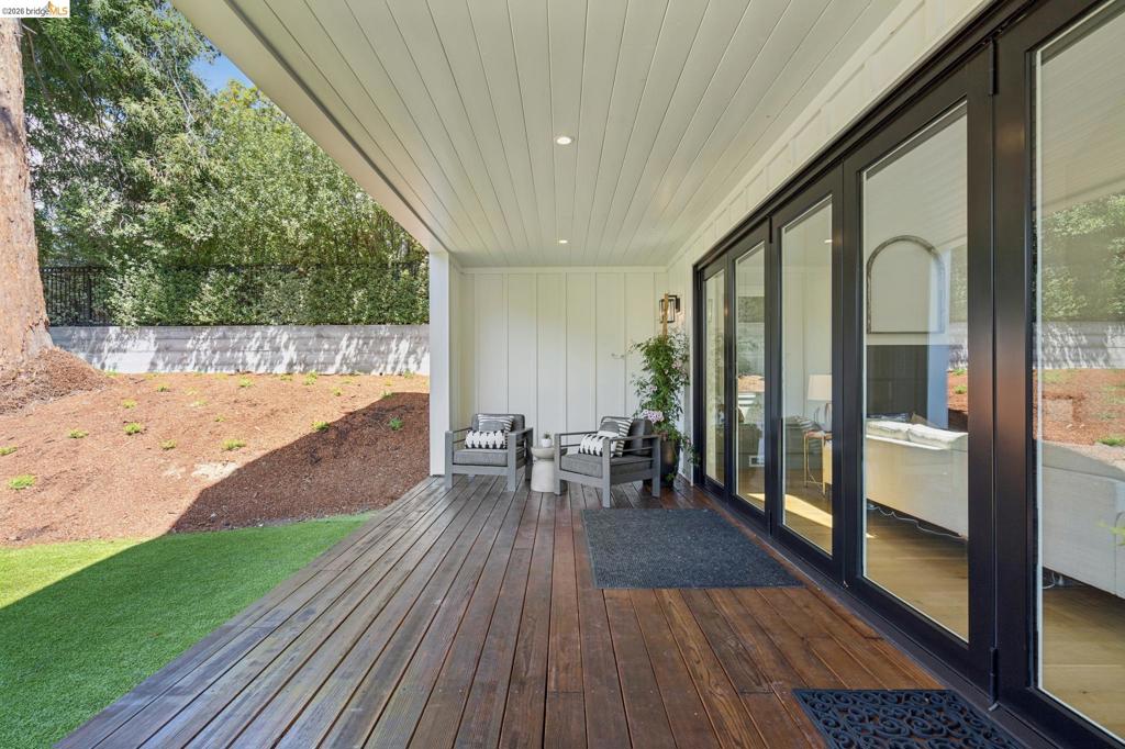 915 Grosvenor Place Property Photo 49