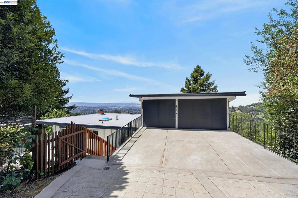 6077 Skyline Blvd Property Photo 1