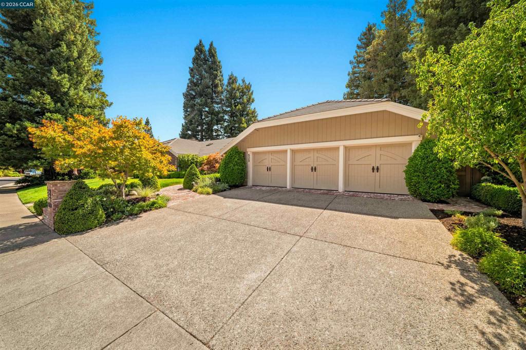 529 Carleton Way Property Photo 4