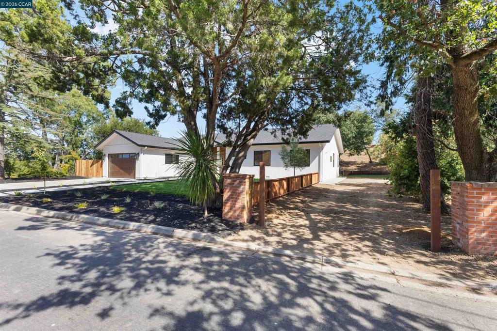 3194 Surmont Dr Property Photo 2