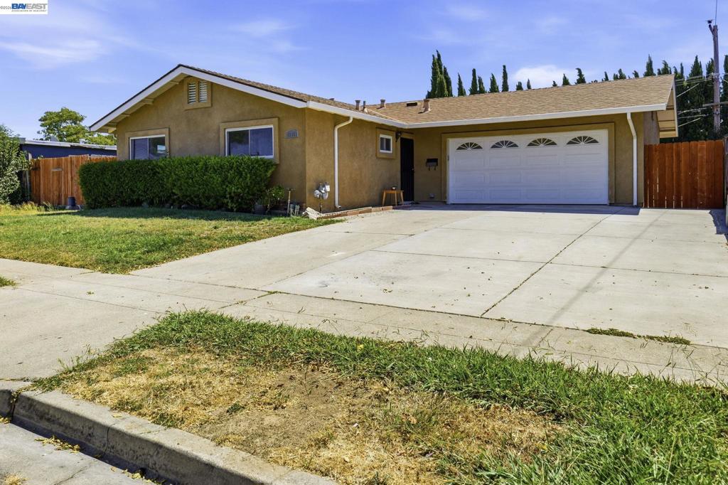 40071 Leslie St Property Photo 2
