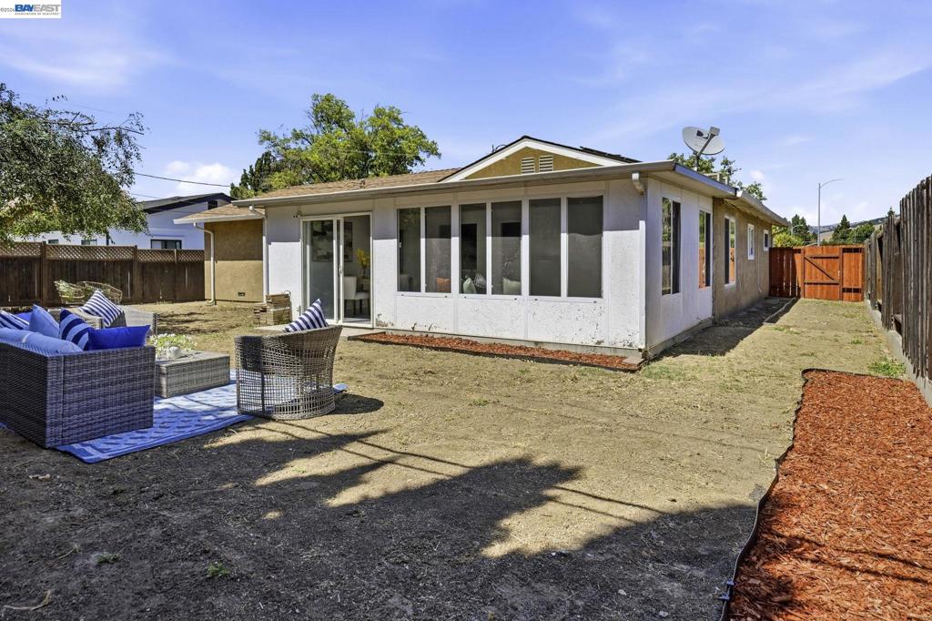 40071 Leslie St Property Photo 5