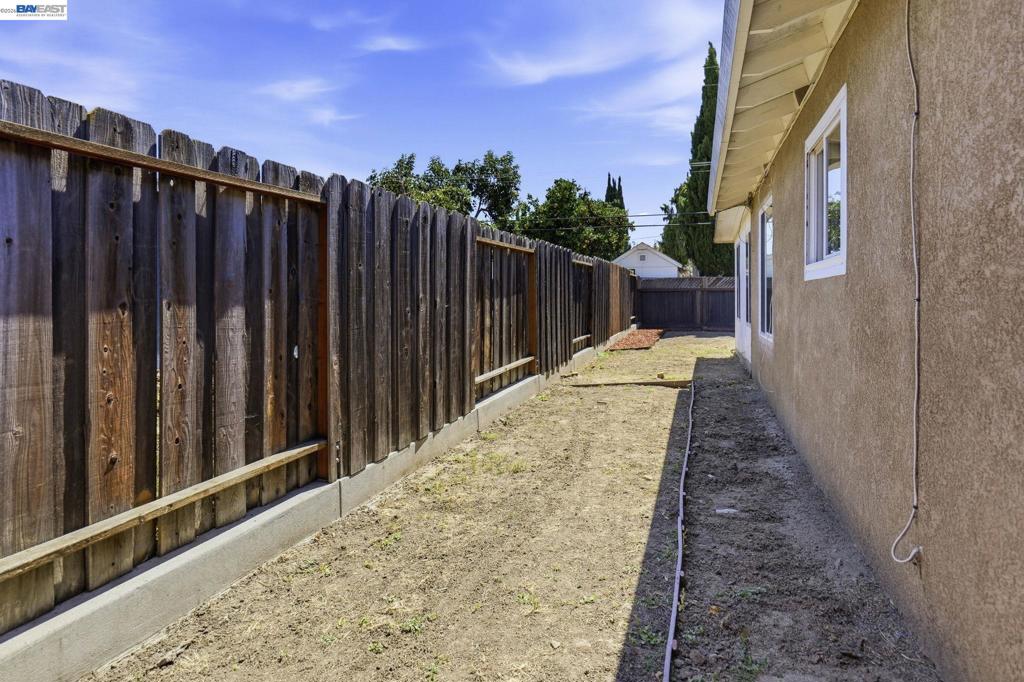 40071 Leslie St Property Photo 9