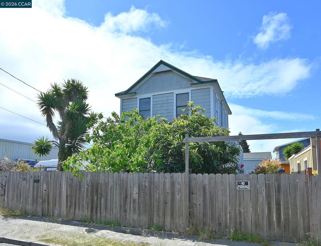 979 Grace Ave Property Photo 1
