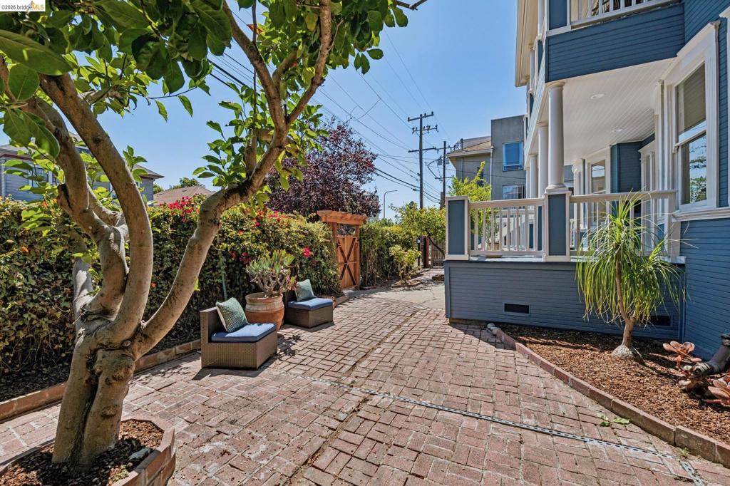 1883 Harmon St Property Photo 6