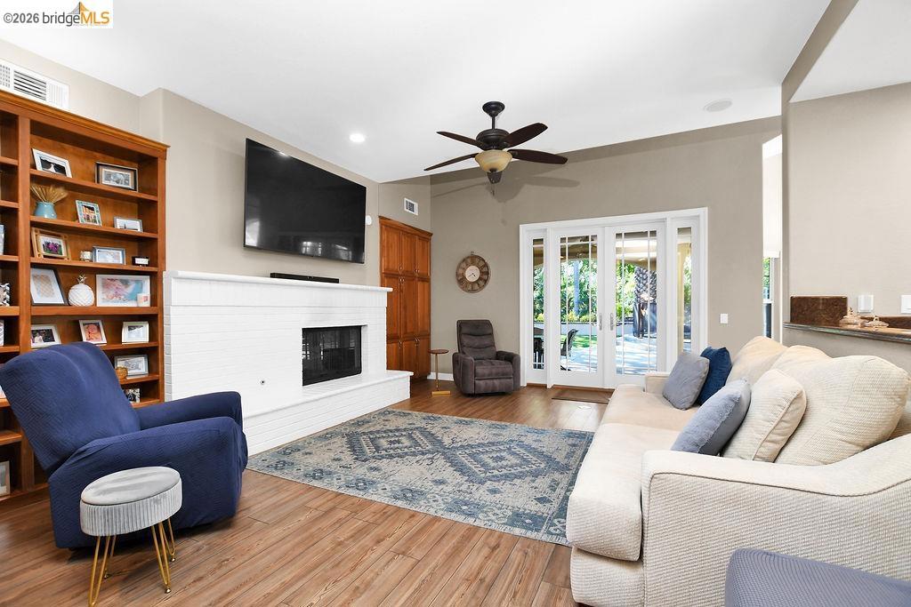 565 Mcintosh Ter Property Photo 7