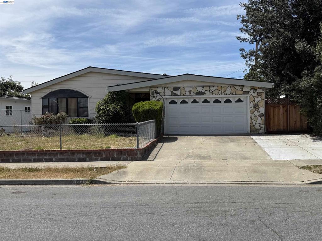 42863 Applewood St Property Photo