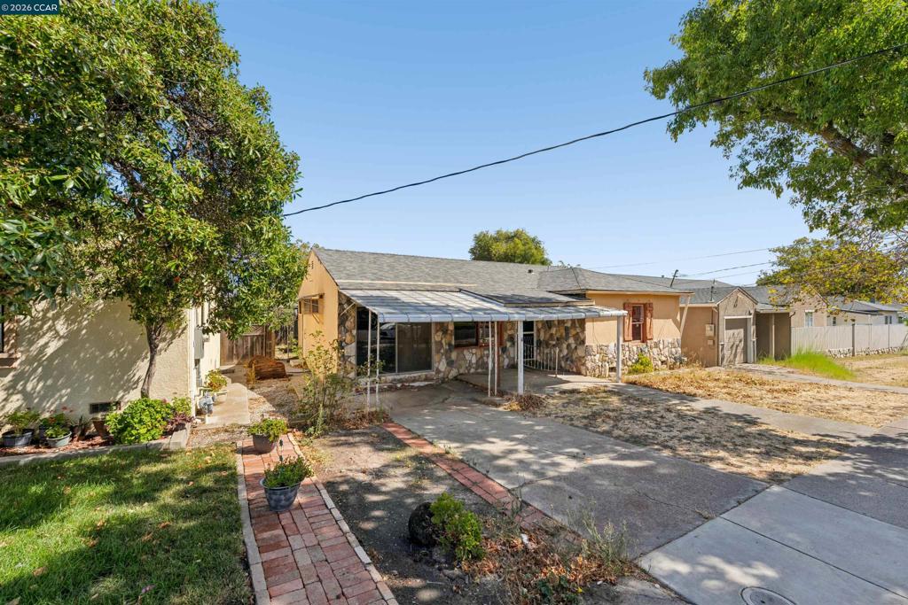 128 Marks Blvd Property Photo 2