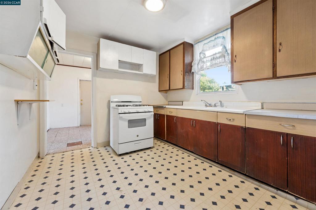 128 Marks Blvd Property Photo 4