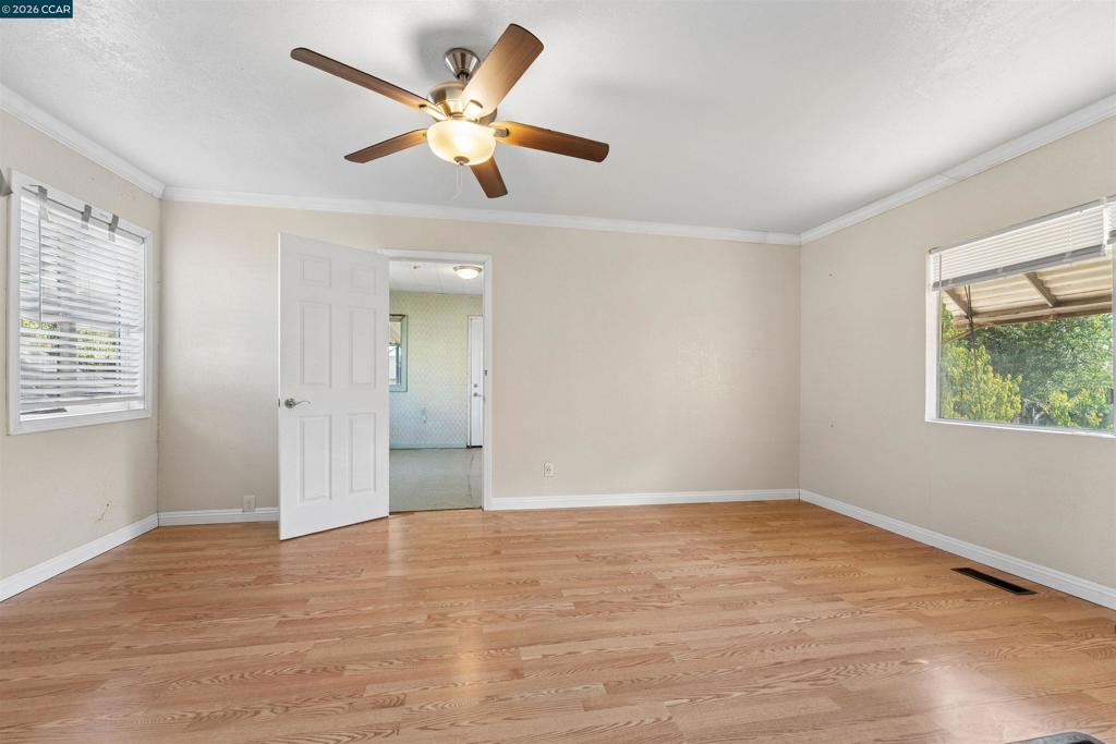128 Marks Blvd Property Photo 20