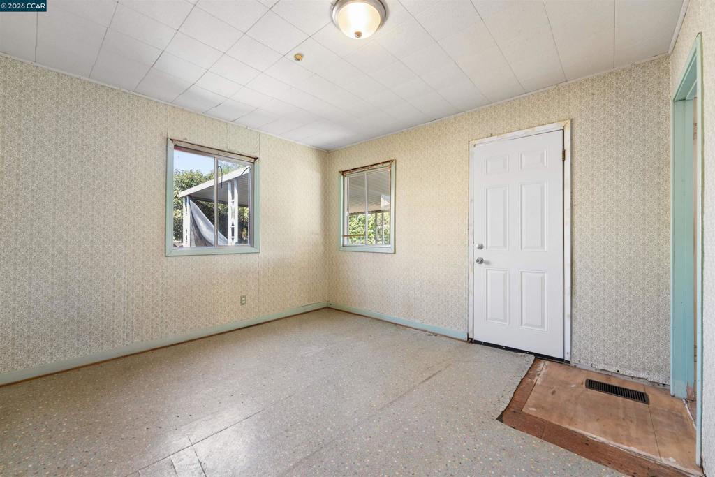 128 Marks Blvd Property Photo 26
