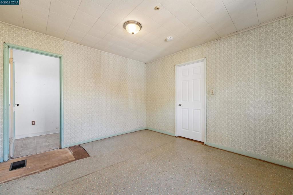 128 Marks Blvd Property Photo 28