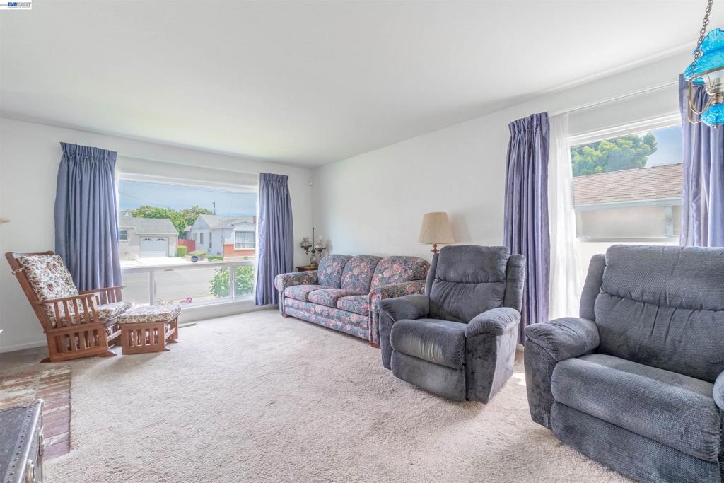 15209 Farnsworth St Property Photo 6