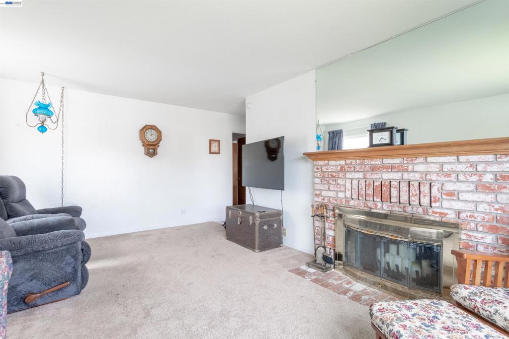 15209 Farnsworth St Property Photo 8