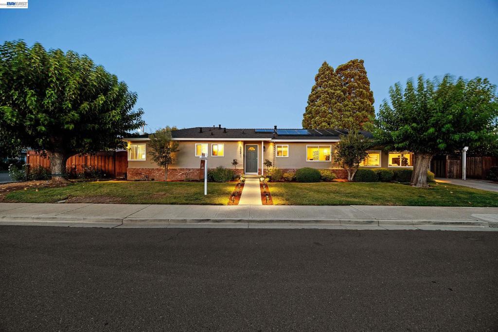 352 Cambridge Way Property Photo 1