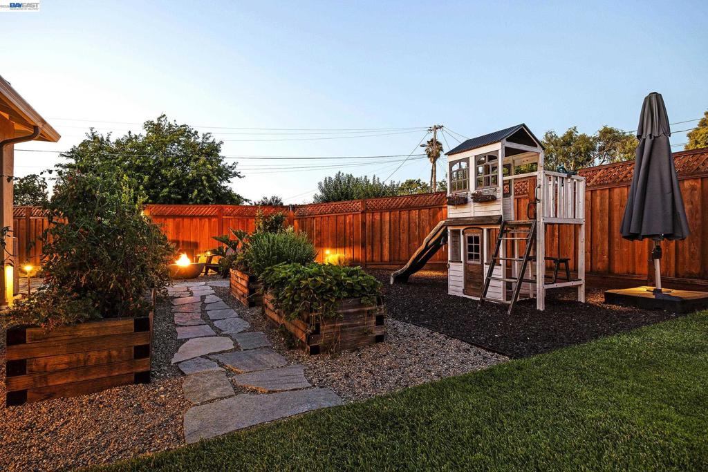 352 Cambridge Way Property Photo 3