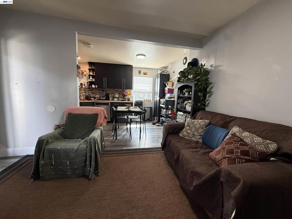 10209 & 10211 Pippin St Property Photo 3