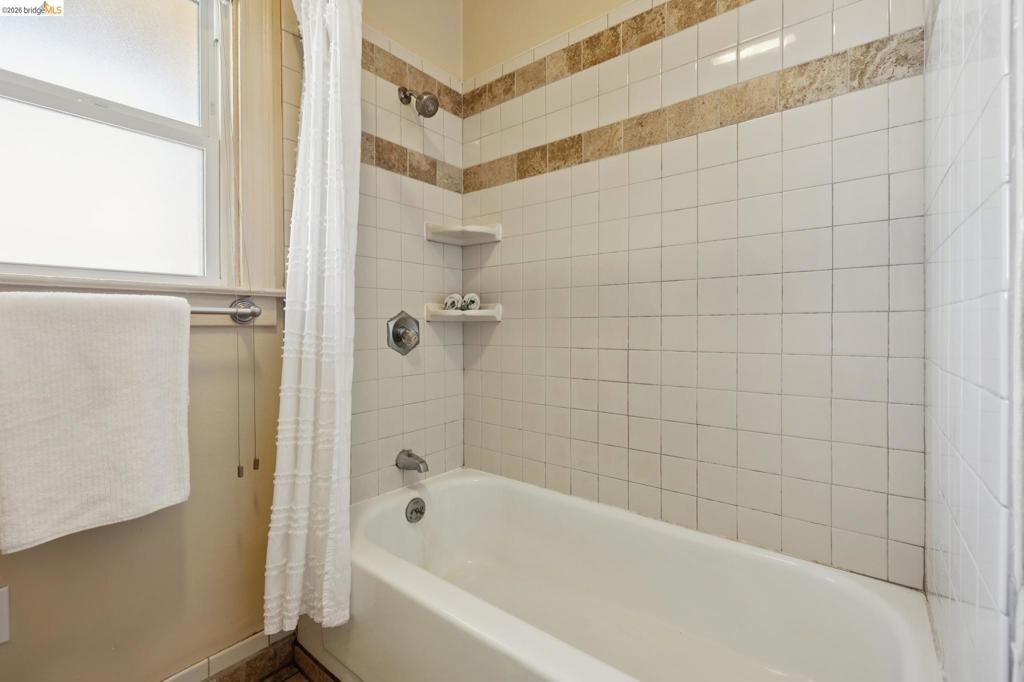1152 Francisco St Property Photo 23