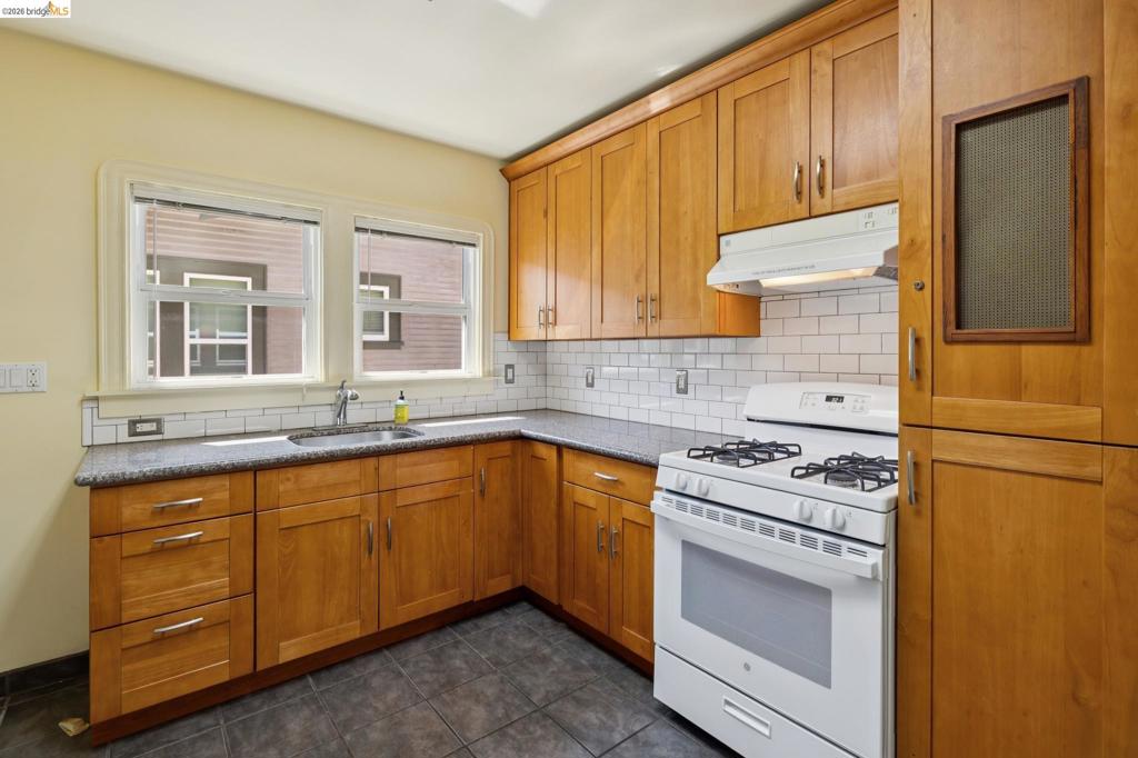1152 Francisco St Property Photo 28