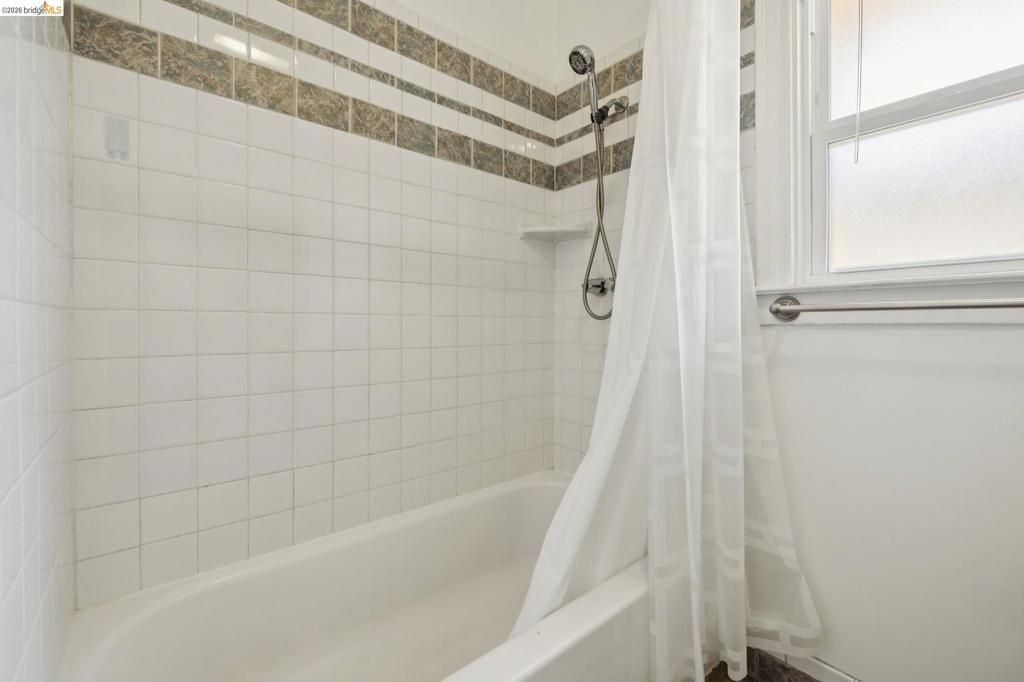 1152 Francisco St Property Photo 35