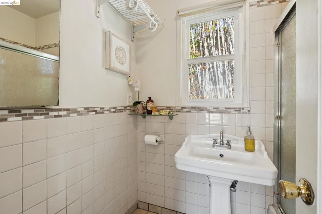 1152 Francisco St Property Photo 57