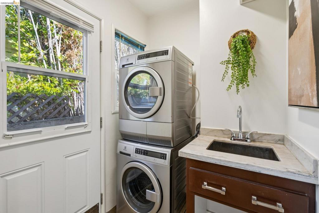 1152 Francisco St Property Photo 59