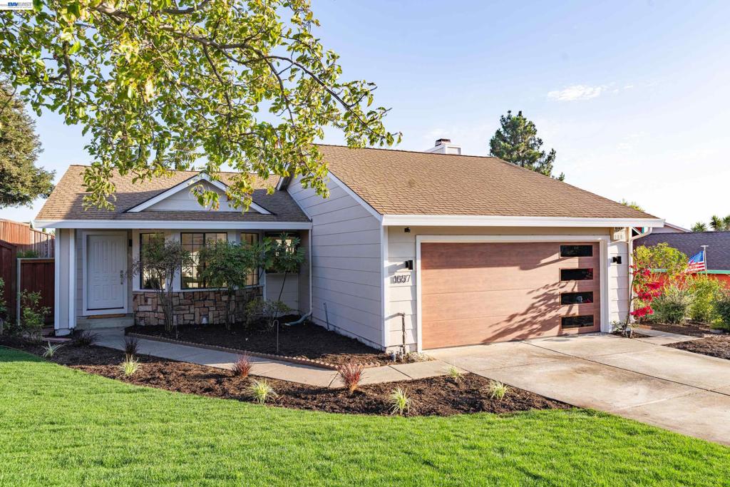 1057 Topsail Drive Property Photo 1