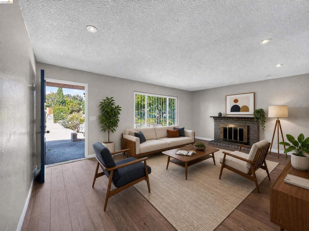 909 Mini Dr Property Photo 2
