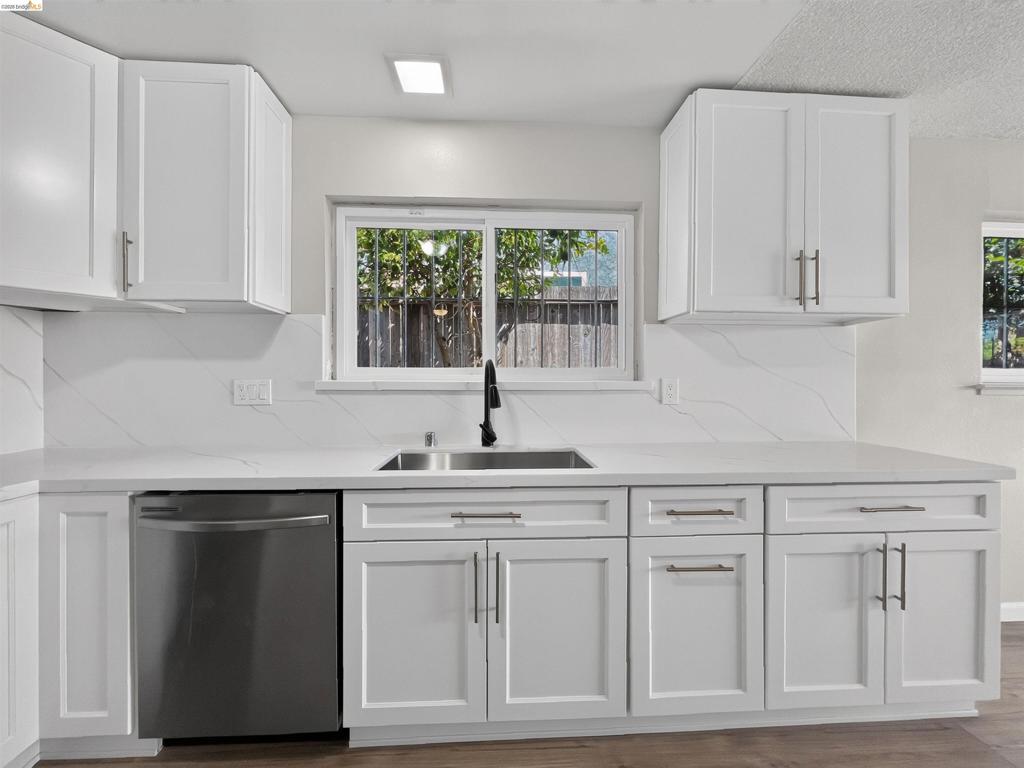 909 Mini Dr Property Photo 4