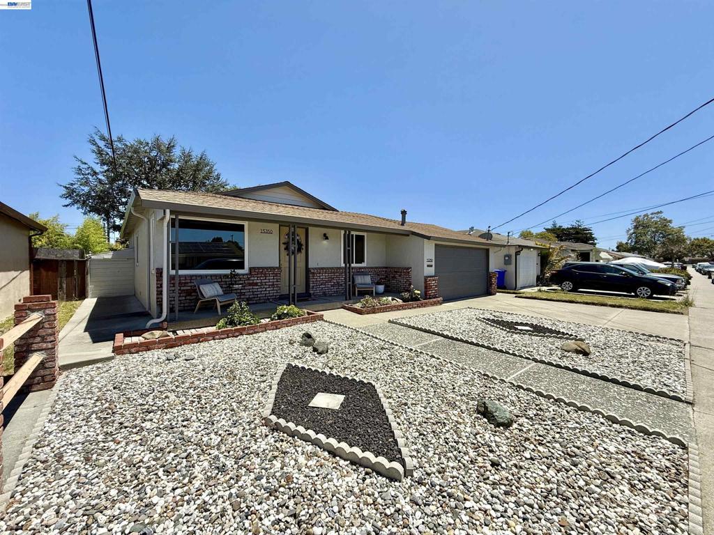 15350 Dewey St Property Photo 2