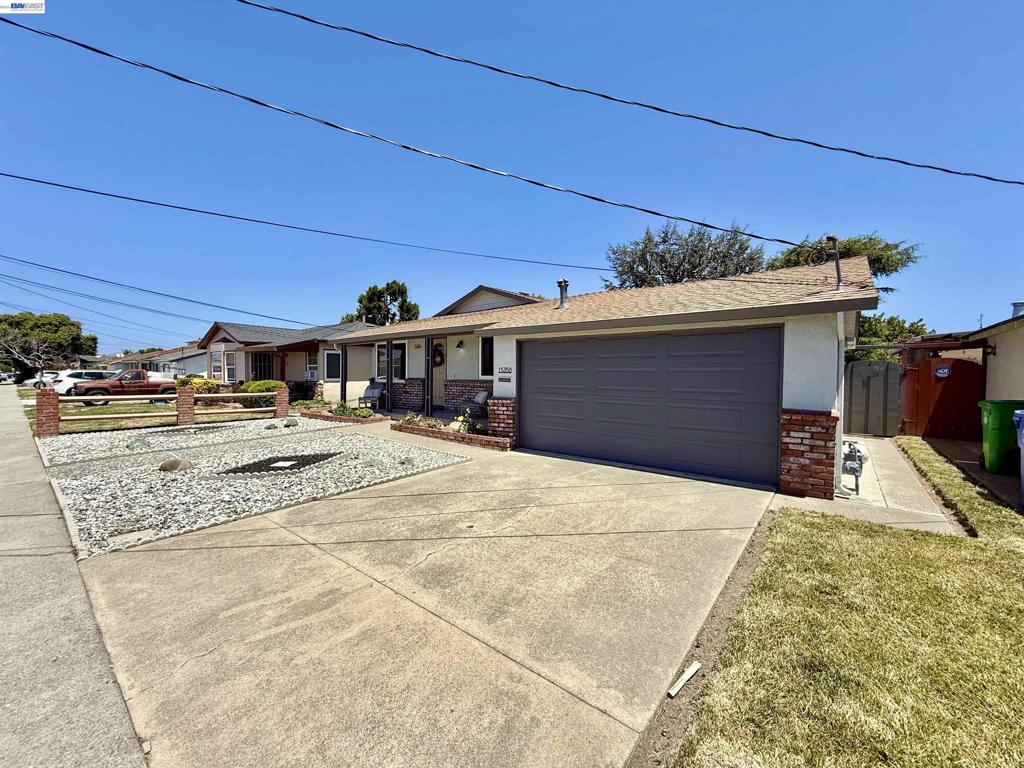 15350 Dewey St Property Photo 4