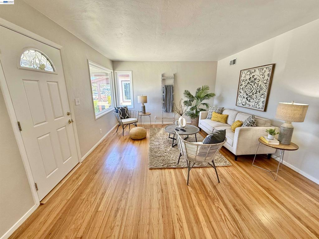 15350 Dewey St Property Photo 11