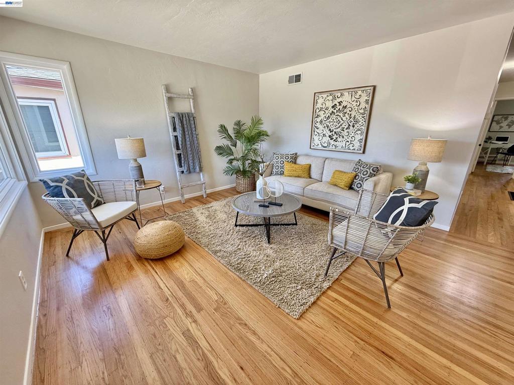 15350 Dewey St Property Photo 12