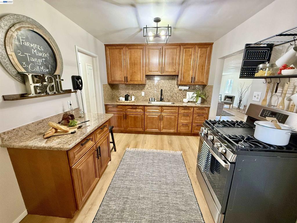 15350 Dewey St Property Photo 17
