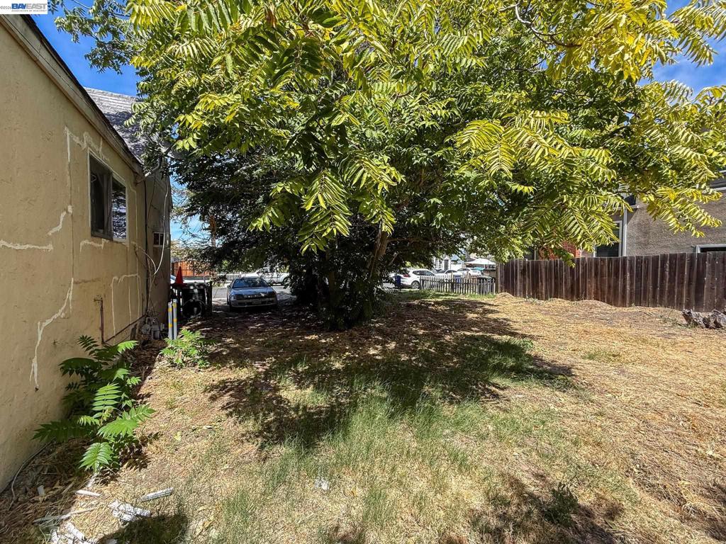 268 E 17th St Property Photo 18